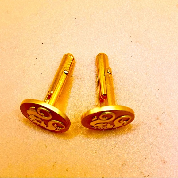 Gold-toned seahorse cufflinks - Picture 2 of 4